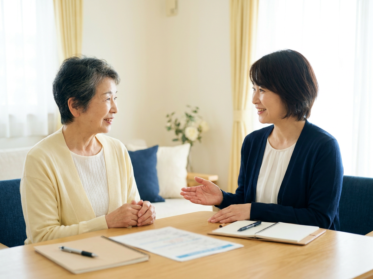 手芸サークルで、笑顔で会話しながら手を動かして楽しむシニア女性たち
